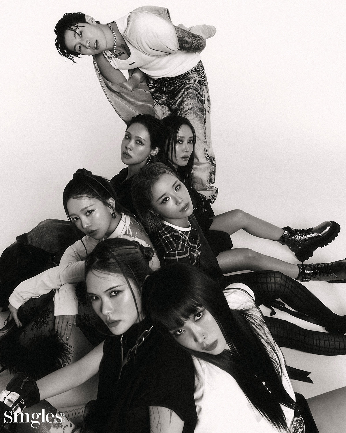 모어비전 아티스트드의 싱글즈 화보, 모어비전, 싱글즈. 홀리뱅. 청하, MVP, 싱글즈 화보, 박재범 싱글즈 화보, 허니제이 싱글즈 화보, 청하 싱글즈 화보. 제인, 홀리뱅 이비,홀리벵 로아, 홀리벵 제인